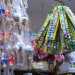 Dal soffitto poi piovono buste di cannoli, cestini di pasta frolla, amaretti, coni e varie decorazioni per le feste
